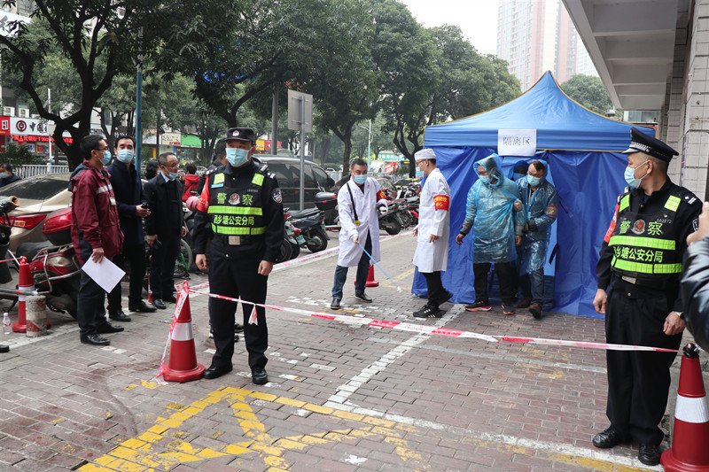 /QJ_240919322346.jpg 演練中疾控中心工作人員轉(zhuǎn)移發(fā)熱者并進行消殺(拍攝:鄧麗寧).JPG