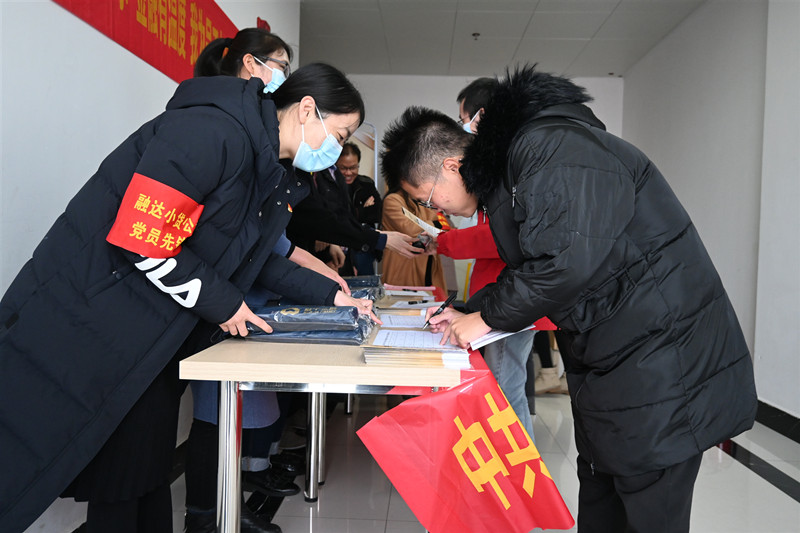 3.威金融紅色志愿隊為集團員工提供金融咨詢服務.JPG