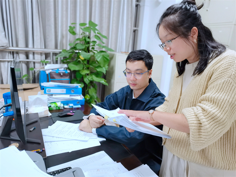 細心指導財務人員核查財務數據（陸美珍攝）.jpg