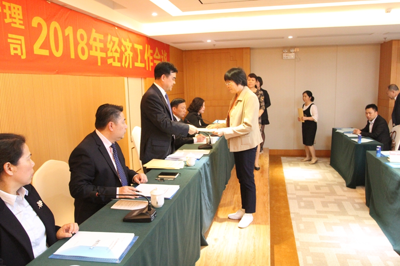 各部門、糧庫向董事長黃國林遞交2018年度經營業績（工作目標）責任書和安全生產管理責任書。_副本.jpg