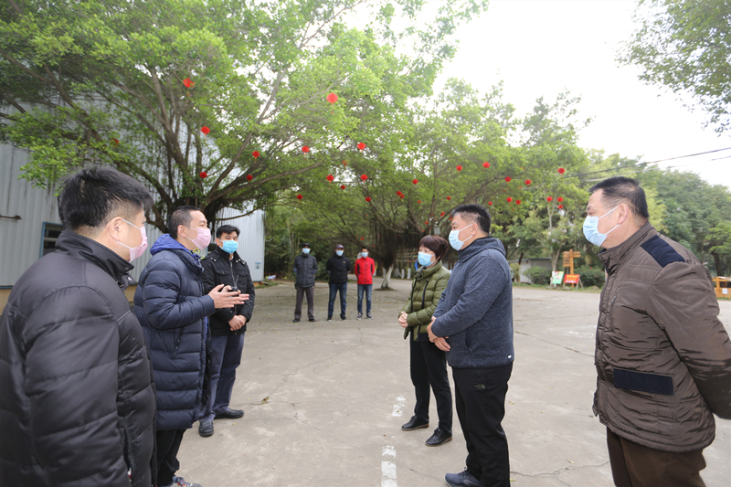 南寧威寧集團領導了解鄉村大世界防疫情況.jpg