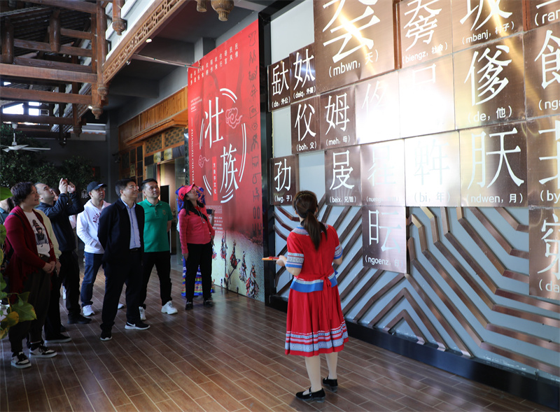 /QJ_689789880640.jpg 1.參觀五彩壯鄉民俗非遺館(楊光攝).jpg