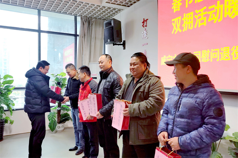 春節期間慰問公司職工.jpg
