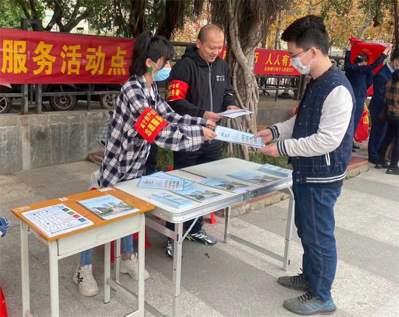 志愿者向過往的行人發放垃圾分類宣傳單（顏夏雯）1.jpg