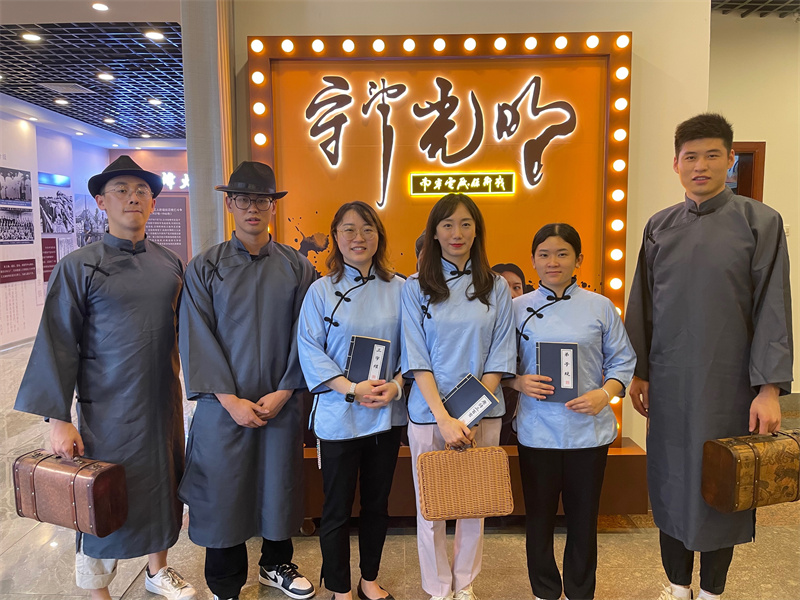 /QJ_191214151538.jpg 紅色劇目體驗合影(拍攝:焦洋).jpg