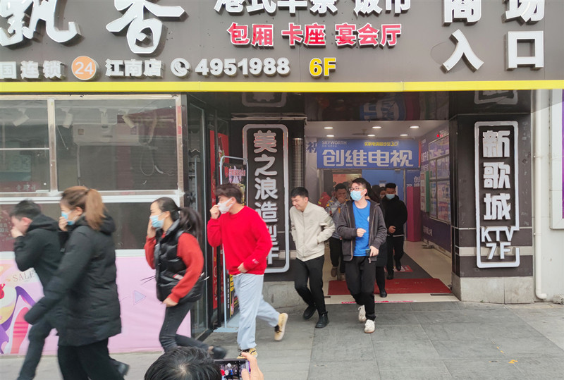 /QJ_240709816952.jpg 演練中疏散(拍攝:全添亮).jpg