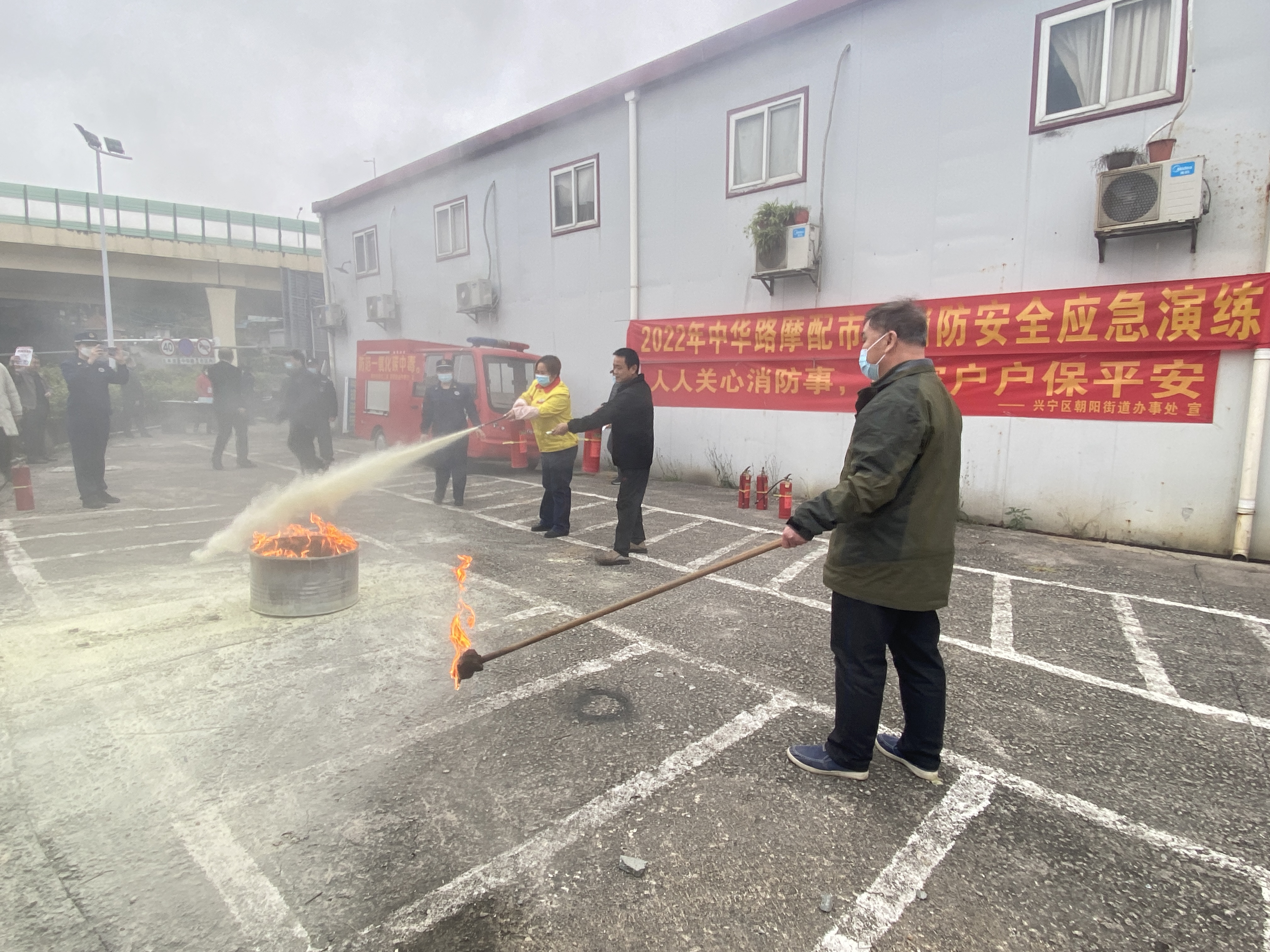 /QJ_353297560425.jpg 實(shí)操學(xué)習(xí)消防栓的使用.jpg