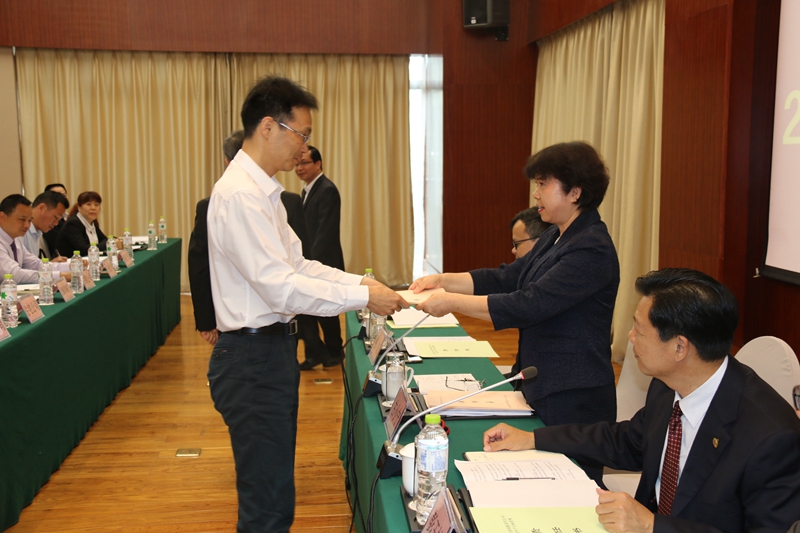 圖為監管單位負責人遞交企業經營業績責任書和安全生產目標管理責任書_副本.jpg